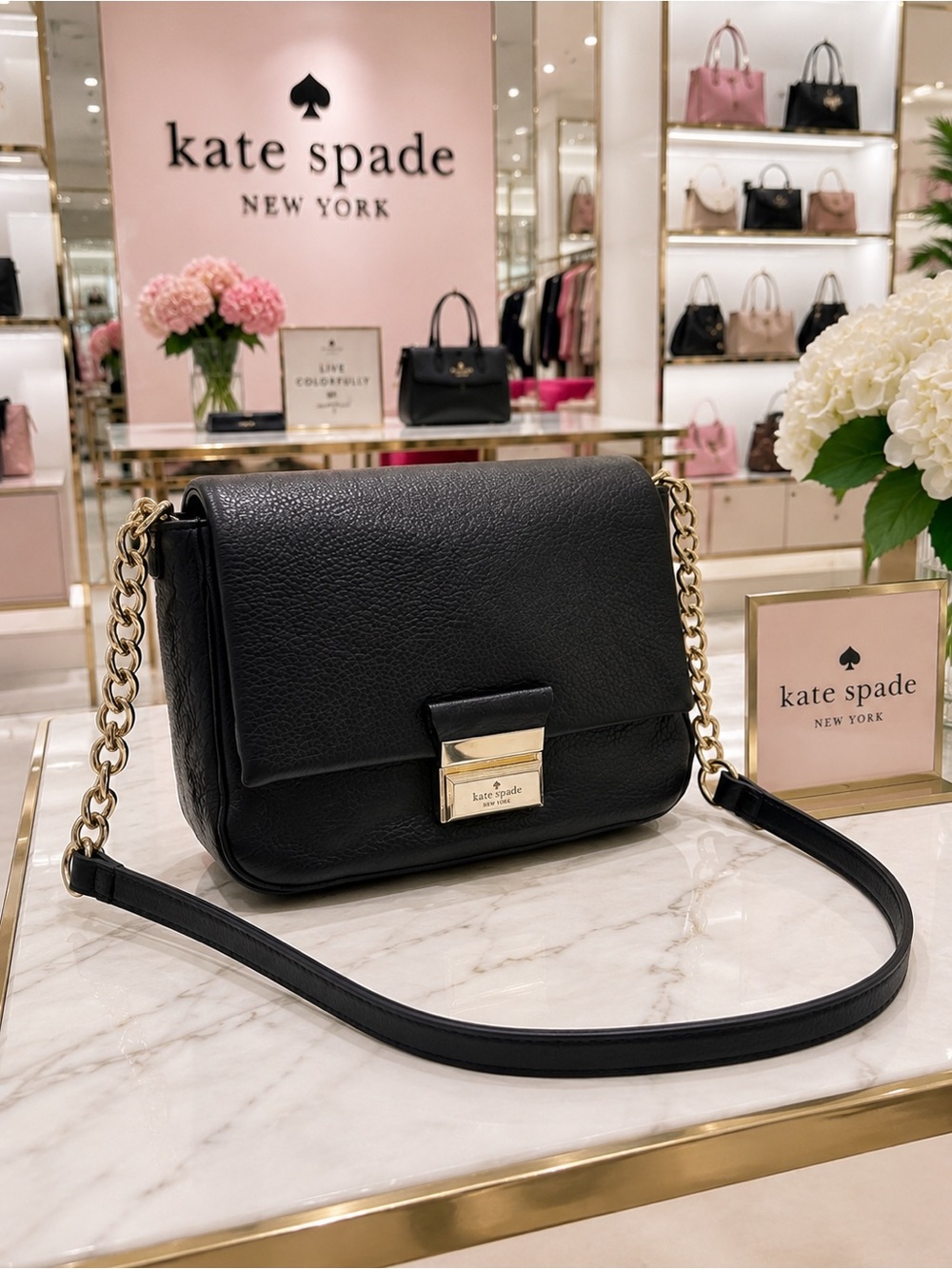 Kate Spade EUC Black, Buttery.
Leather & Chain Crossbody Bag
Timeless Kate Spade